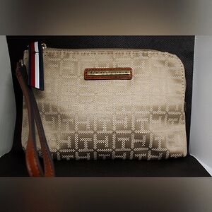 NWOT Tommy Hilfiger Wristlet
